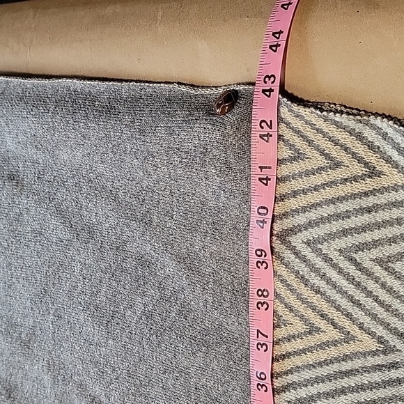 Peace n' Love Black, White & Gray Knitted Fringed Cape / Shawl. NEW with Tag - Picture 10 of 15